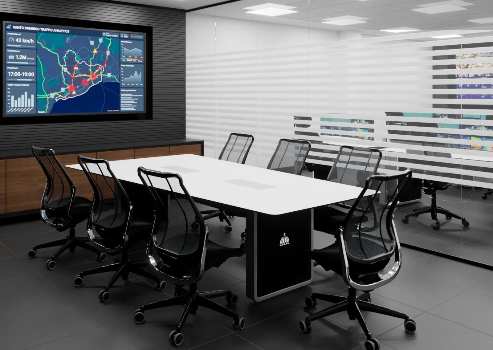 Sala de crisis con mesa de mando y pantalla de analítica de tráfico de Santo Domingo